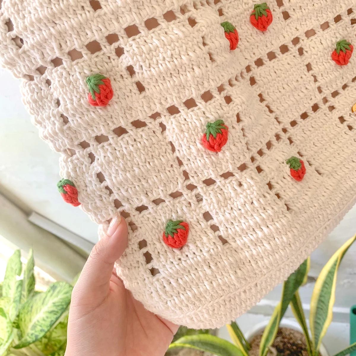 Strawberry Crochet Bag with Tote Bag Style | White Strawberry Purse Minimalist | Modern Crochet Shoulder Bag | Cute Crochet Bag